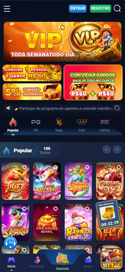 Jogador satisfeito recebendo cashback em slot games